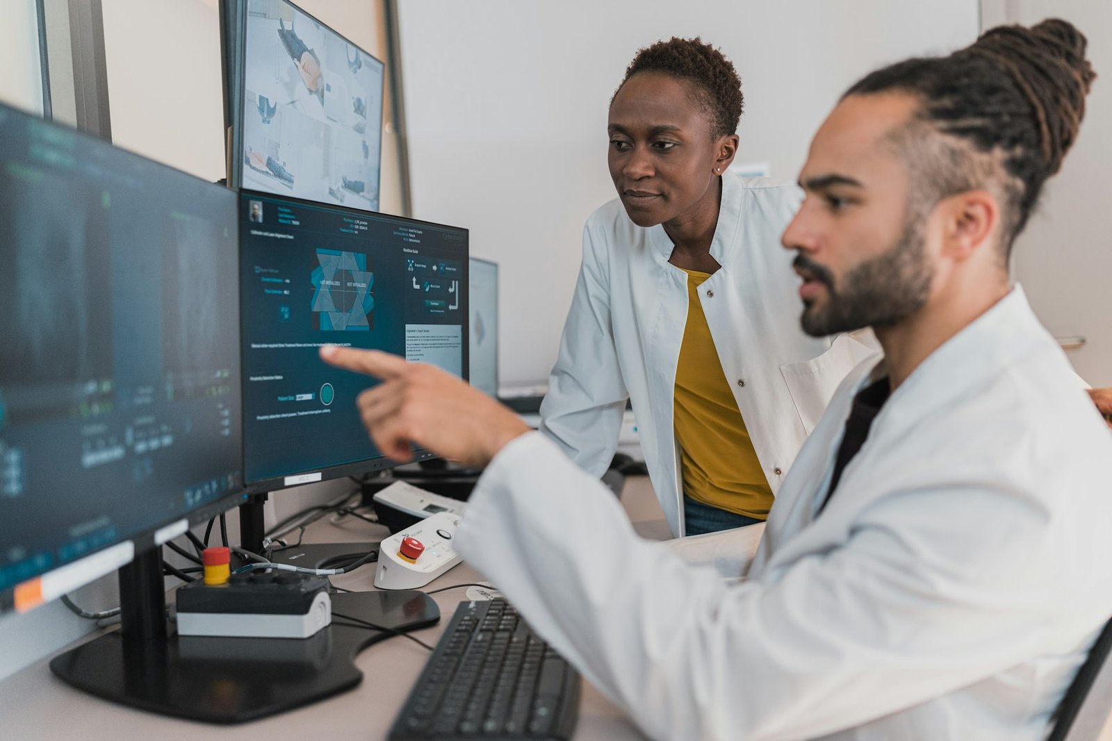 Physician consulting with a patient in a modern examination room at NordicCare Helsehus